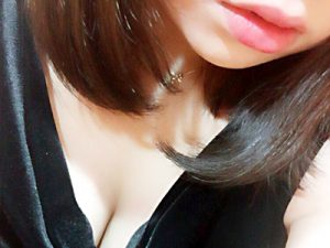 【素人自撮りエロ画像】ぷっくり唇と巨乳の谷間をちょうど良い感じにフレームインさせた10代～20代女子の自撮り画像ｗｗ