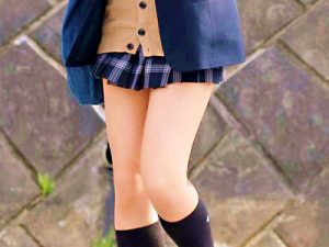 【冬服JK街撮り盗撮エロ画像】寒空になってもミニスカート制服を貫き通す女子校生を正面撮りした盗撮画像ｗｗ