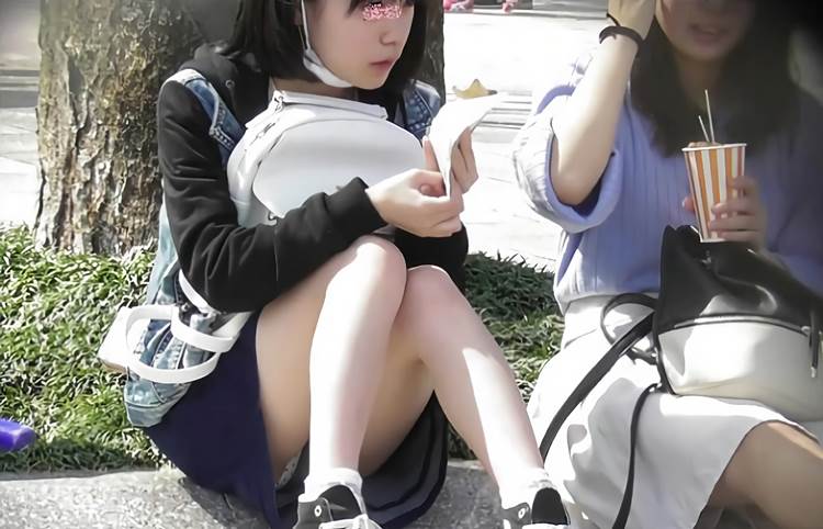 座りパンチラ_盗撮_街撮り_エロ画像01