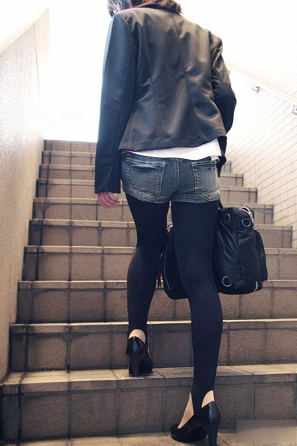 素人_黒タイツ_ホットパンツ_盗撮_エロ画像04