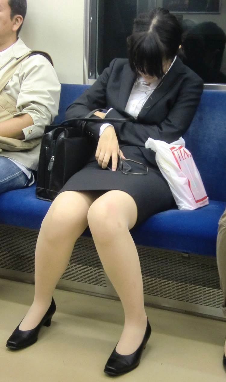 素人_OL_スーツ_電車盗撮_エロ画像13