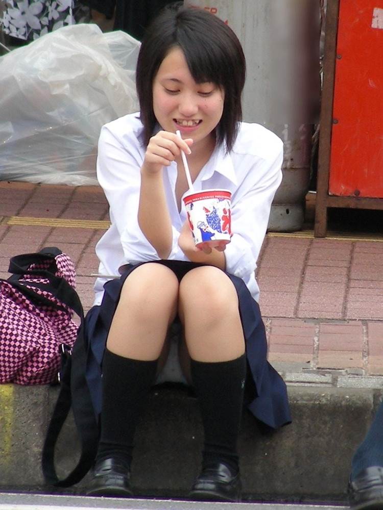 JK_座りパンチラ_盗撮_エロ画像01