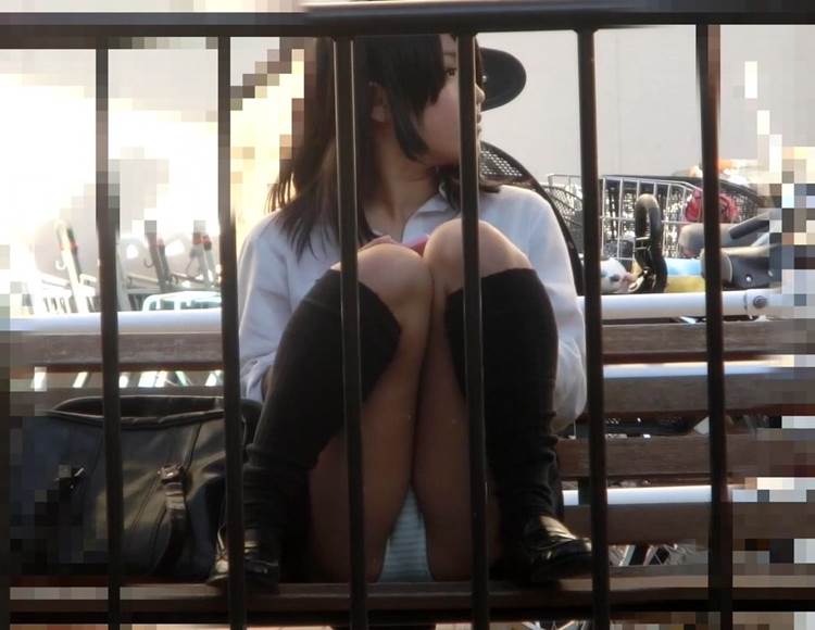 JK_座りパンチラ_盗撮_エロ画像10