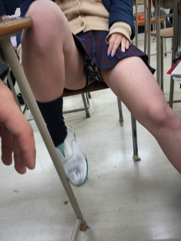 JK_教室_机の下_盗撮_エロ画像07