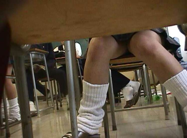 JK_教室_机の下_盗撮_エロ画像09