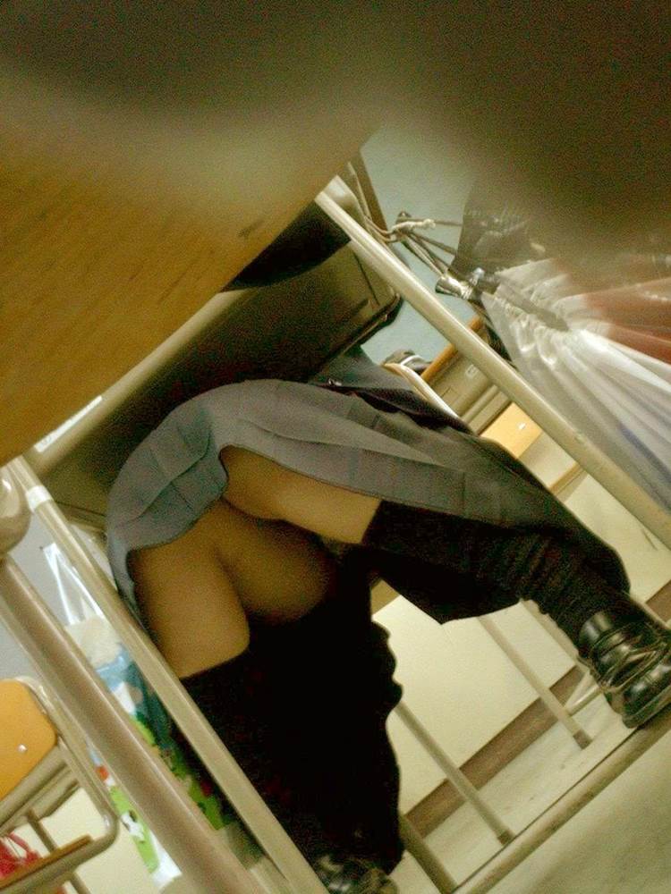 JK_教室_机の下_盗撮_エロ画像10