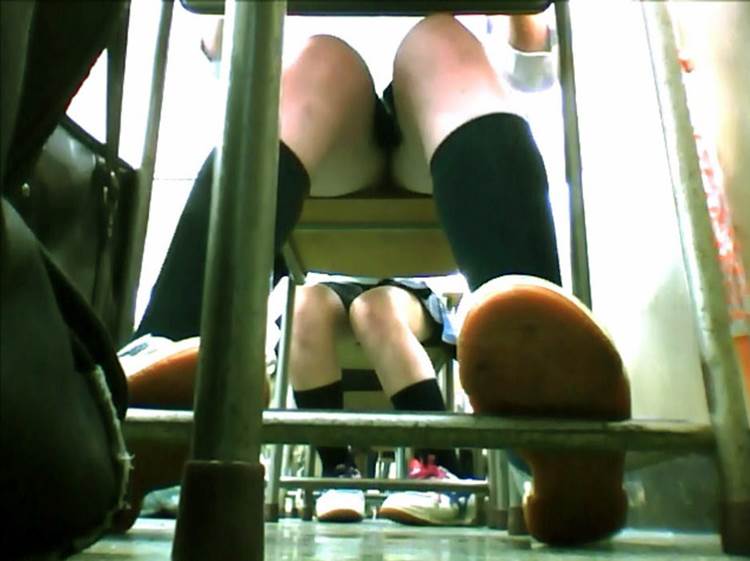 JK_教室_机の下_盗撮_エロ画像20