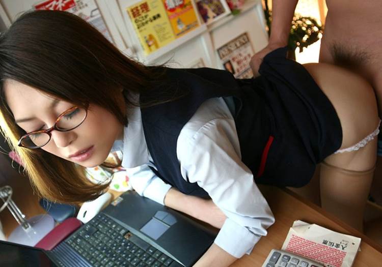 OL_立ちバック_社内セックス_エロ画像01