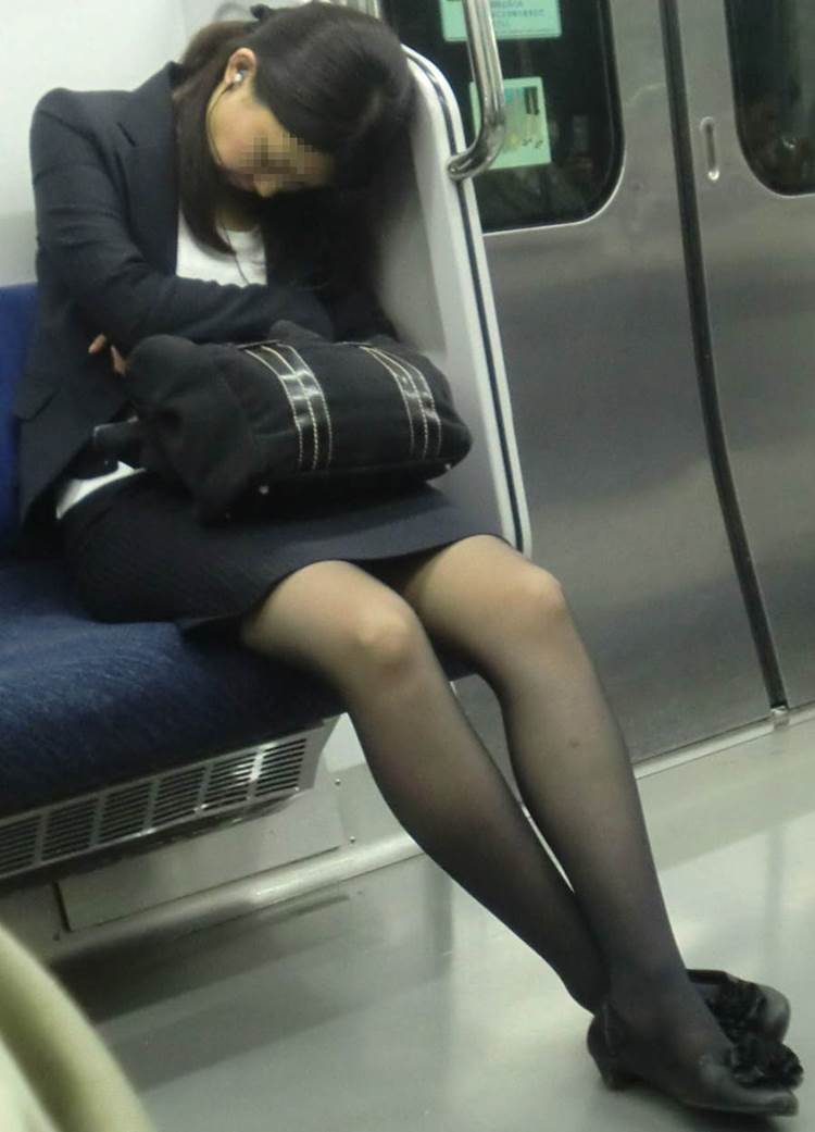 素人_黒パンスト_電車_盗撮_エロ画像13