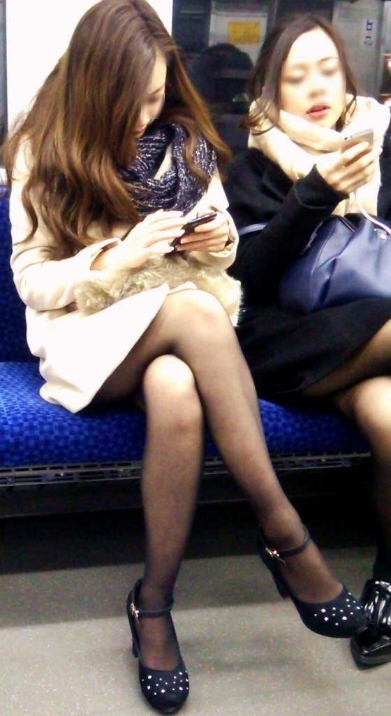 素人_黒パンスト_足組み_電車盗撮_エロ画像01