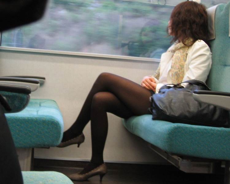 素人_黒パンスト_足組み_電車盗撮_エロ画像20