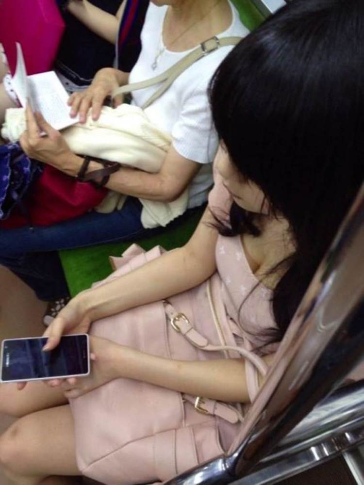 素人_電車_胸_谷間_盗撮_エロ画像17