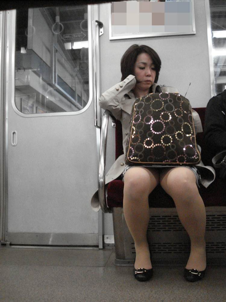 熟女人妻_電車_パンチラ盗撮_エロ画像01