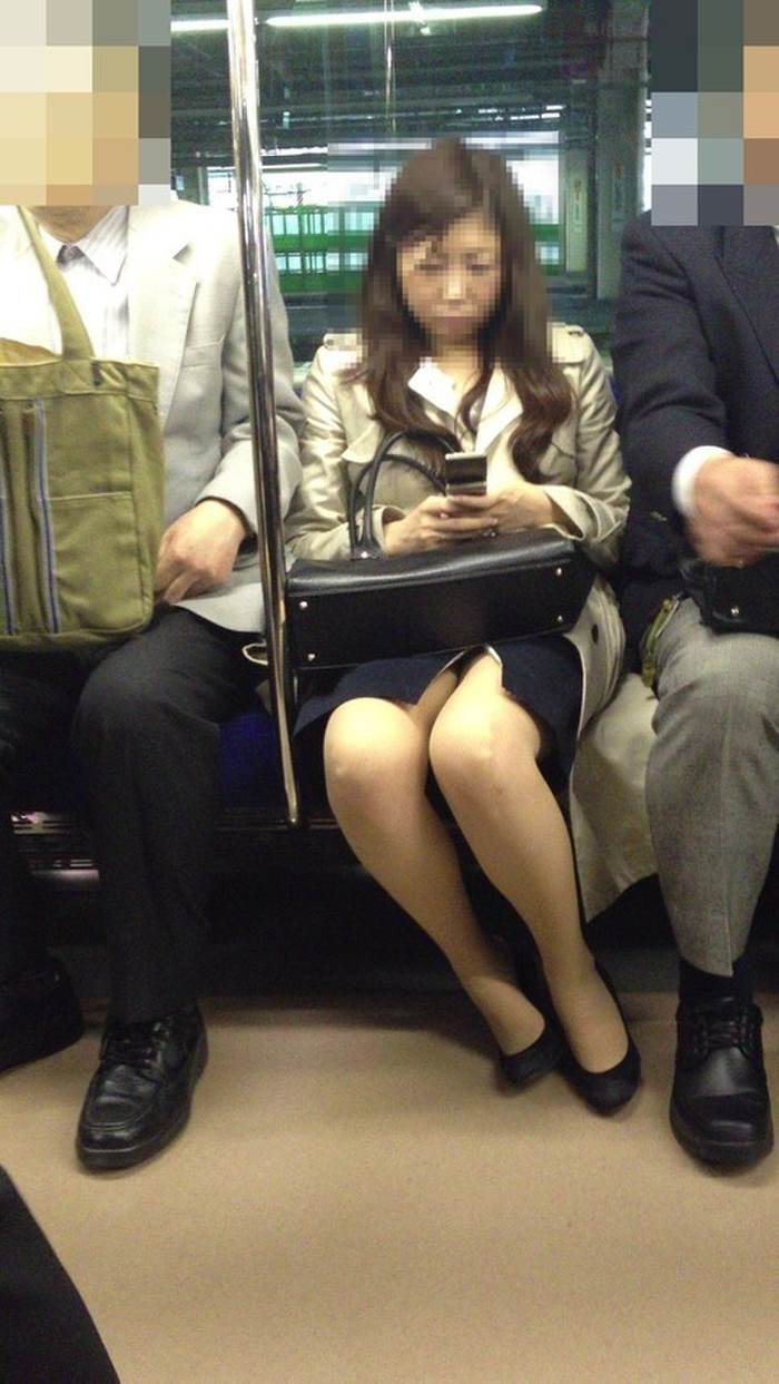 熟女人妻_電車_パンチラ盗撮_エロ画像02