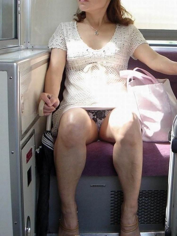 熟女人妻_電車_パンチラ盗撮_エロ画像15