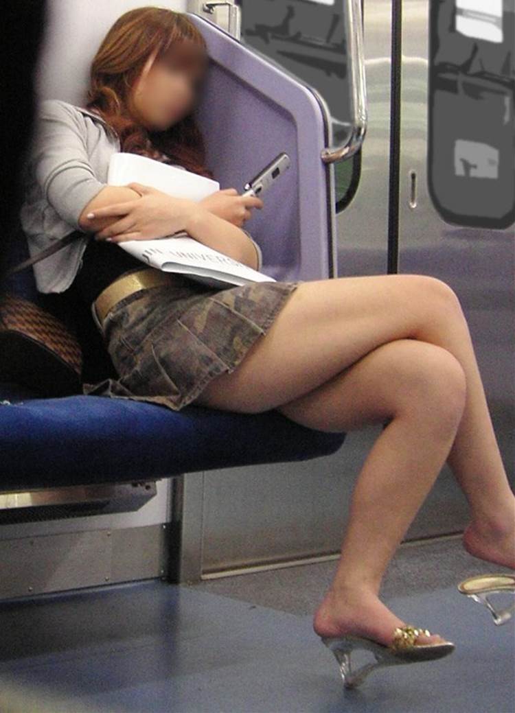 電車_美脚_盗撮_エロ画像16